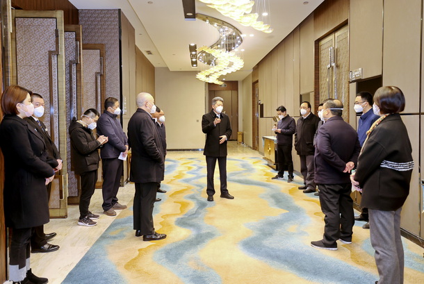 潘国华带队检查代表驻地及会场筹备工作情况